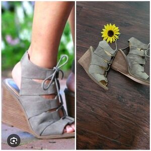 Melrose Market Calisa taupe laceup wedges sz 9